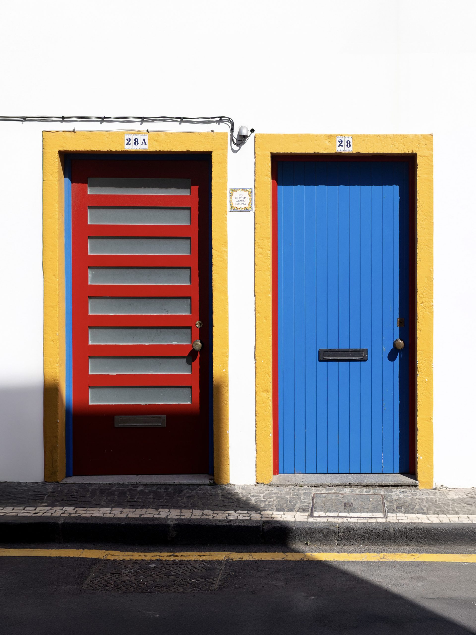 A cor na arquitectura popular de São Miguel: uma identidade pintada à mão